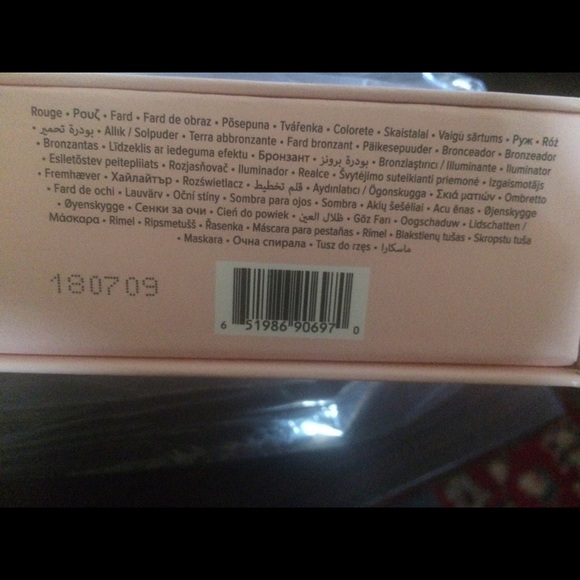 Too Faced Under The Christmas Tree Set - Picture 3 of 5